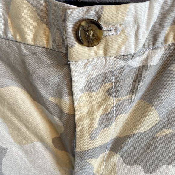 ❣️Tommy Hilfiger camouflage Capri pants. Patel yellow, grey and white. Size 6. - Picture 4 of 13